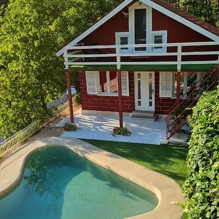Ultra Europe House With Unique Pool Casa de Férias